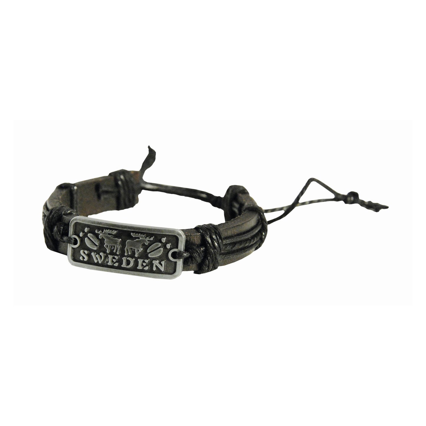 Svart läderarmband med bricka som visar två stående älgar, älgspår och texten SWEDEN. Ett prisvärt och stilrent smycke som passar alla som vill bära en bit av Sverige med sig.
