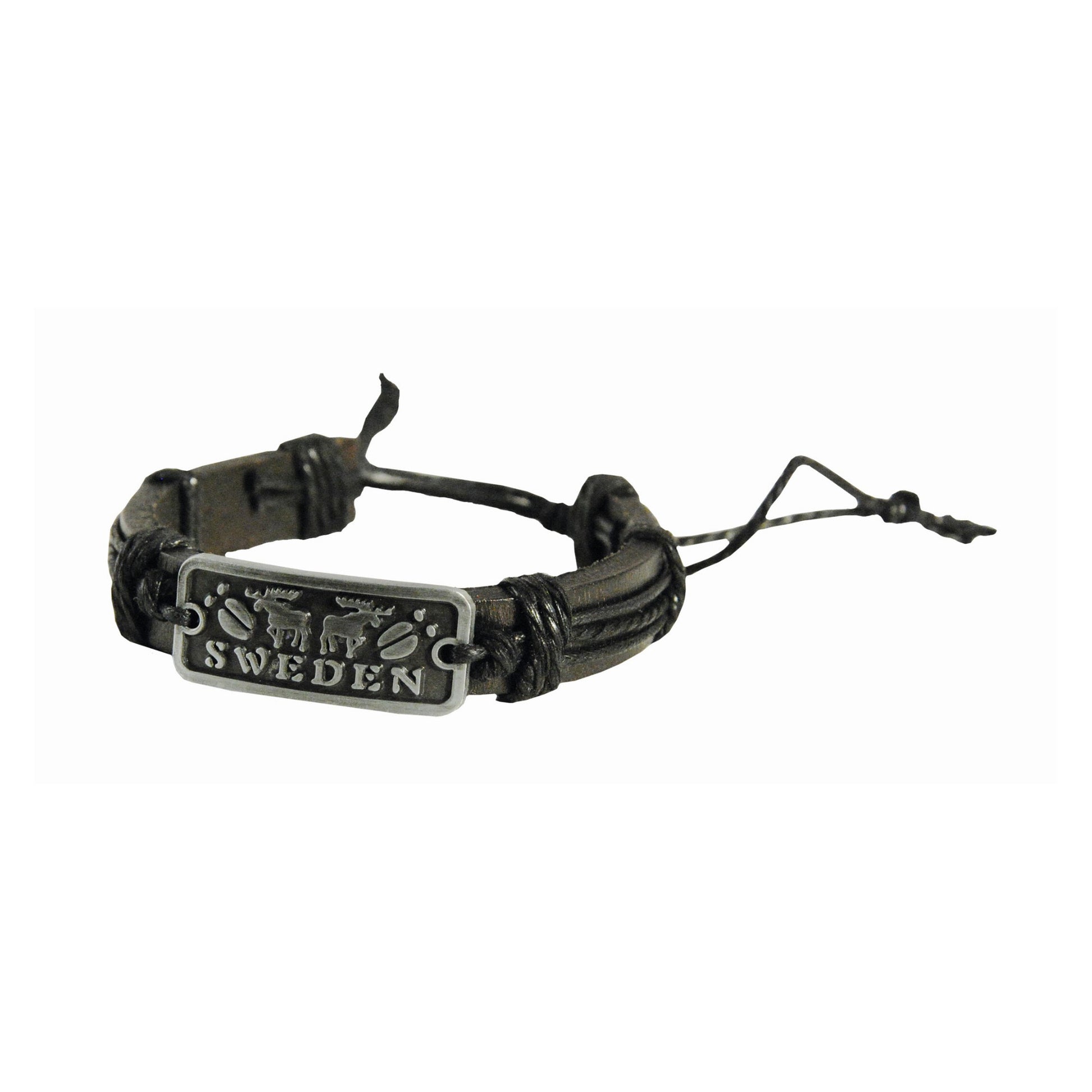 Svart läderarmband med bricka som visar två stående älgar, älgspår och texten SWEDEN. Ett prisvärt och stilrent smycke som passar alla som vill bära en bit av Sverige med sig.

