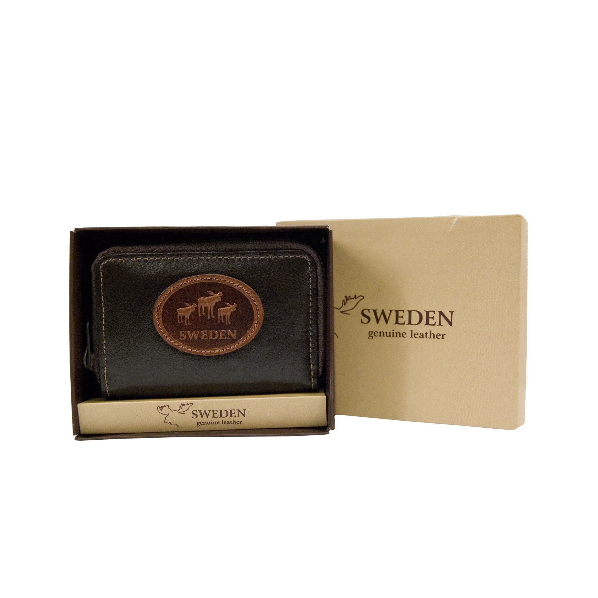 Läderbörs och nyckelfodral med älgmotiv i öppen presentförpackning – locket syns stående bakom.