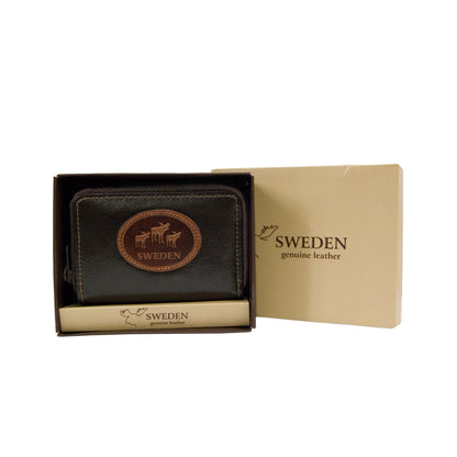 Läderbörs och nyckelfodral med älgmotiv i öppen presentförpackning – locket syns stående bakom.
