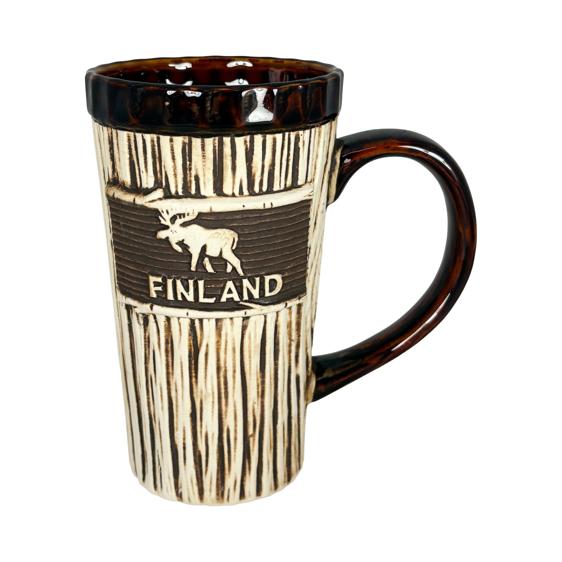 Lattemugg med träinspirerad design, älgmotiv och texten "Finland" – rustik souvenir.