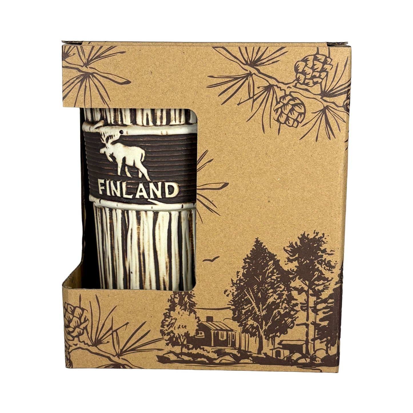 Lattemugg med träliknande yta, stiliserad älg och texten Finland, i brun pappförpackning med mörkt skogsmotiv – vy framifrån.