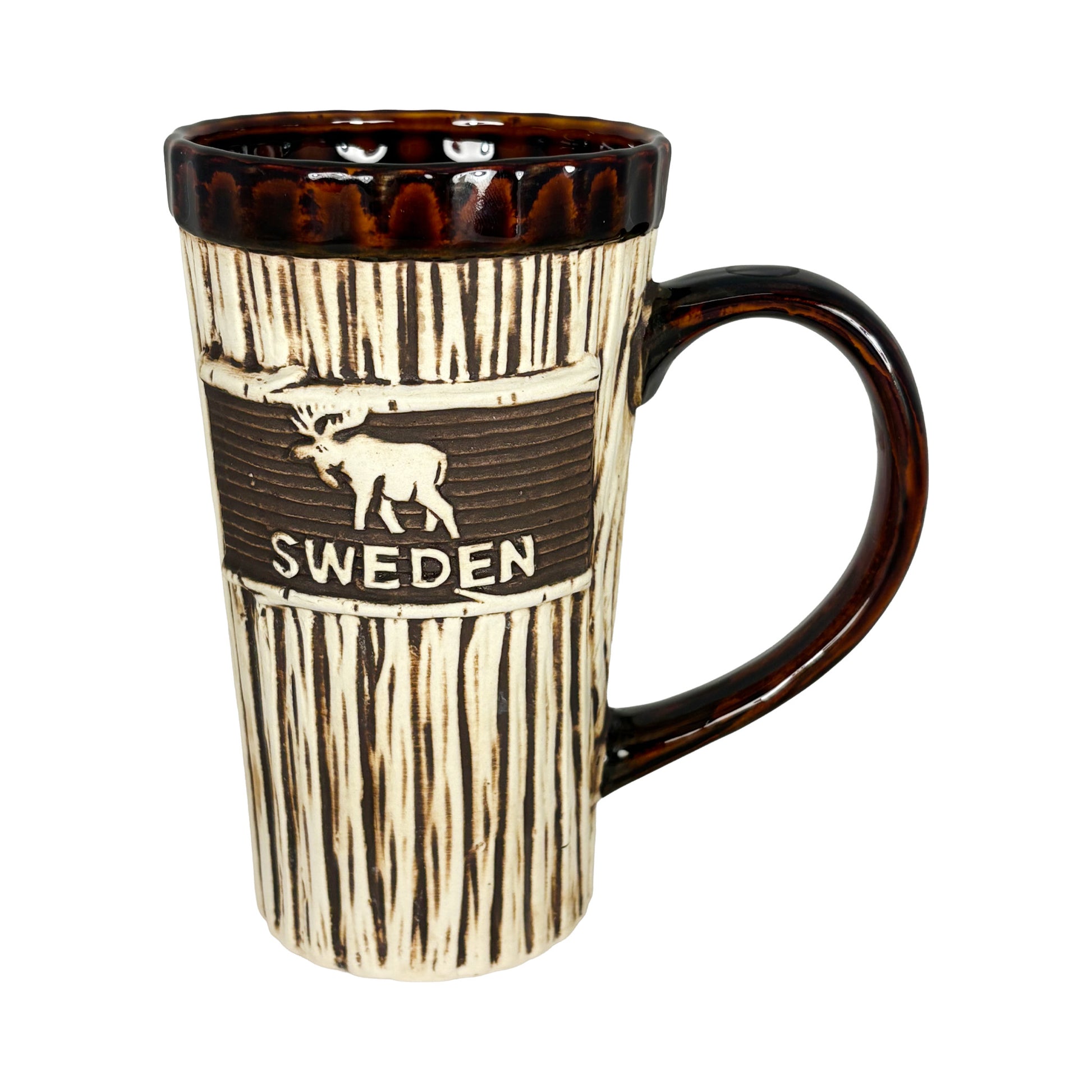 Lattemugg med träliknande design med och motiv av älg samt texten Sweden. Rustik souvenir. 