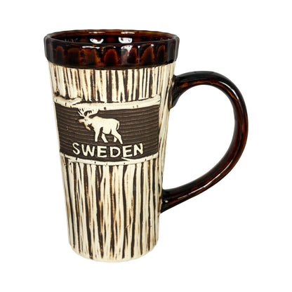 Lattemugg med träliknande design med och motiv av älg samt texten Sweden. Rustik souvenir. 
