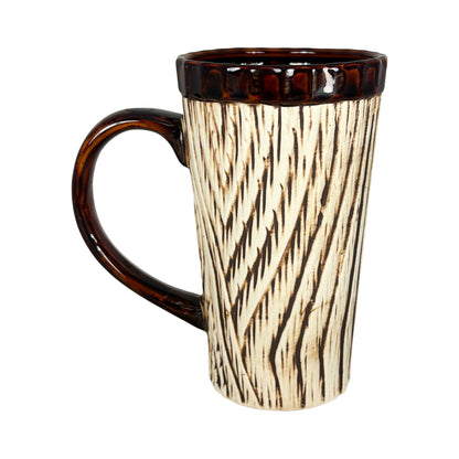 Baksidan av lattemugg med träliknande design – utan motiv.