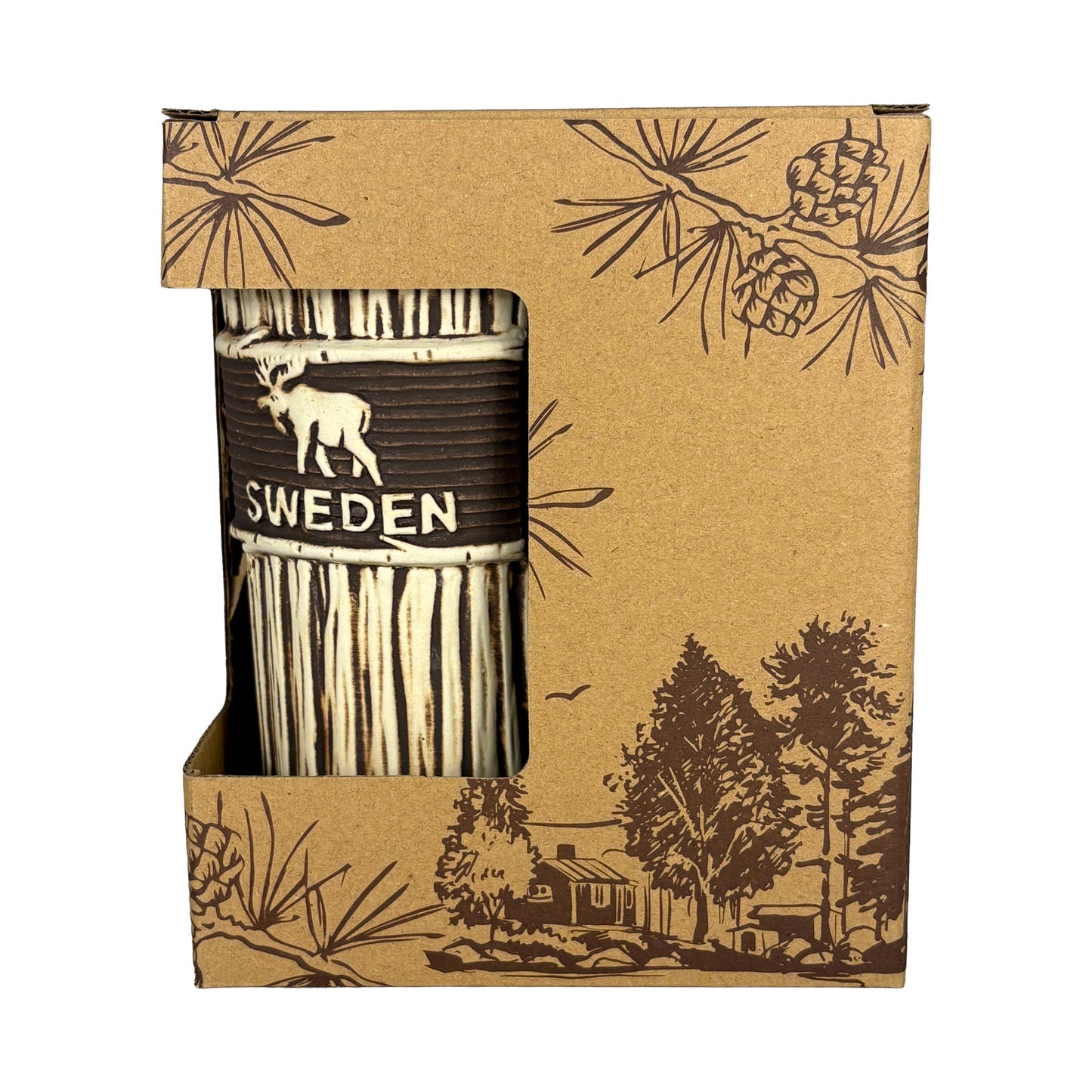 Lattemugg med träliknande yta, stiliserad älg och texten Sweden, i brun pappförpackning med mörkt skogsmotiv – vy framifrån.