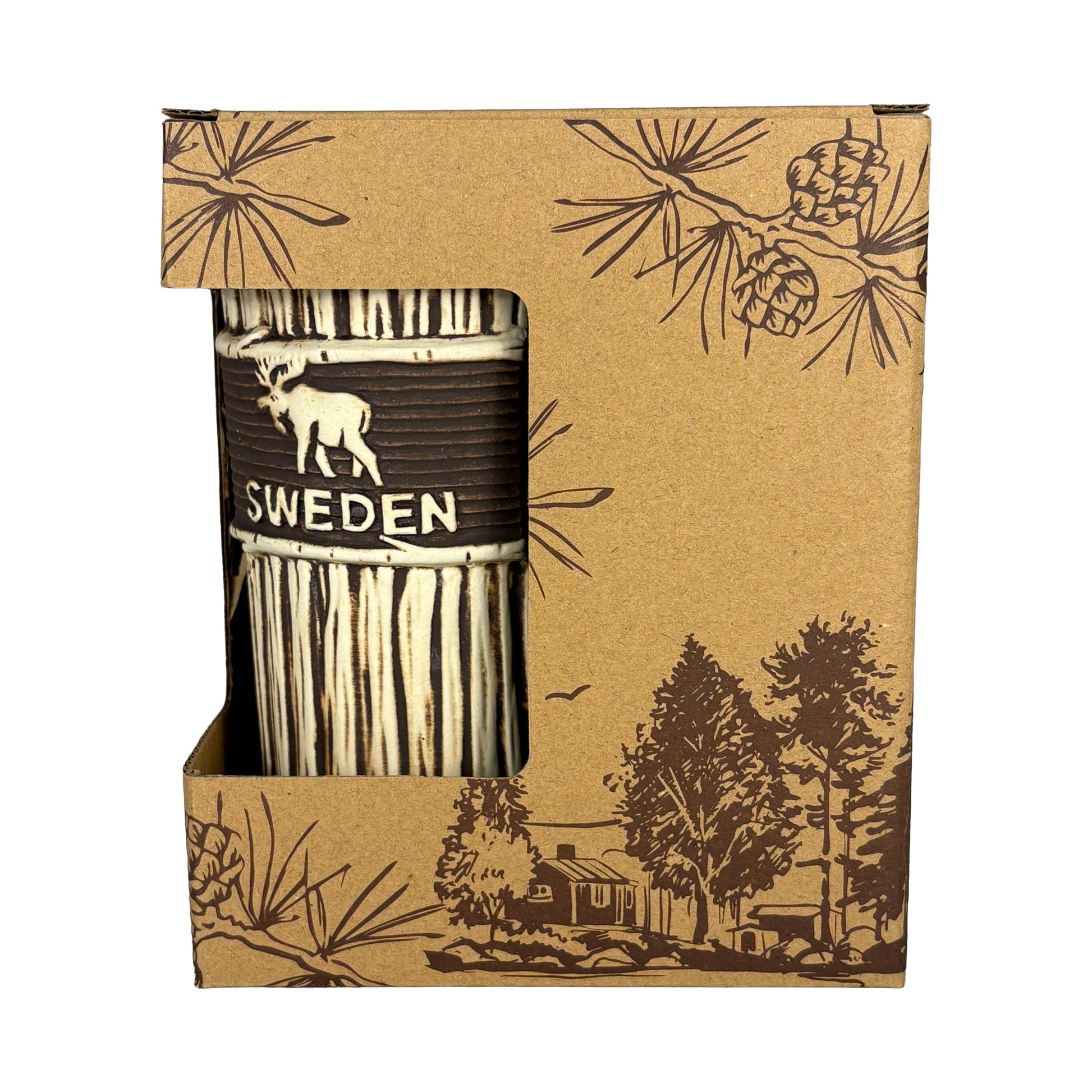 Lattemugg med träliknande yta, stiliserad älg och texten Sweden, i brun pappförpackning med mörkt skogsmotiv – vy framifrån.