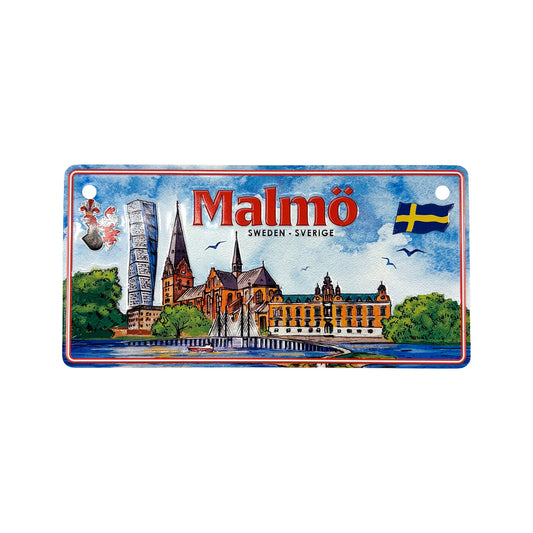 Minibilskylt med motiv från Malmö, designad som en amerikansk registreringsskylt i miniformat, med stadens kända byggnader och skånska vibbar.