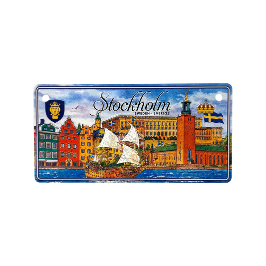 Liten bilskylt med motiv från Stockholm i stil av amerikansk registreringsskylt, med stadens silhuett inklusive Vasaskeppet och ikoniska byggnader.