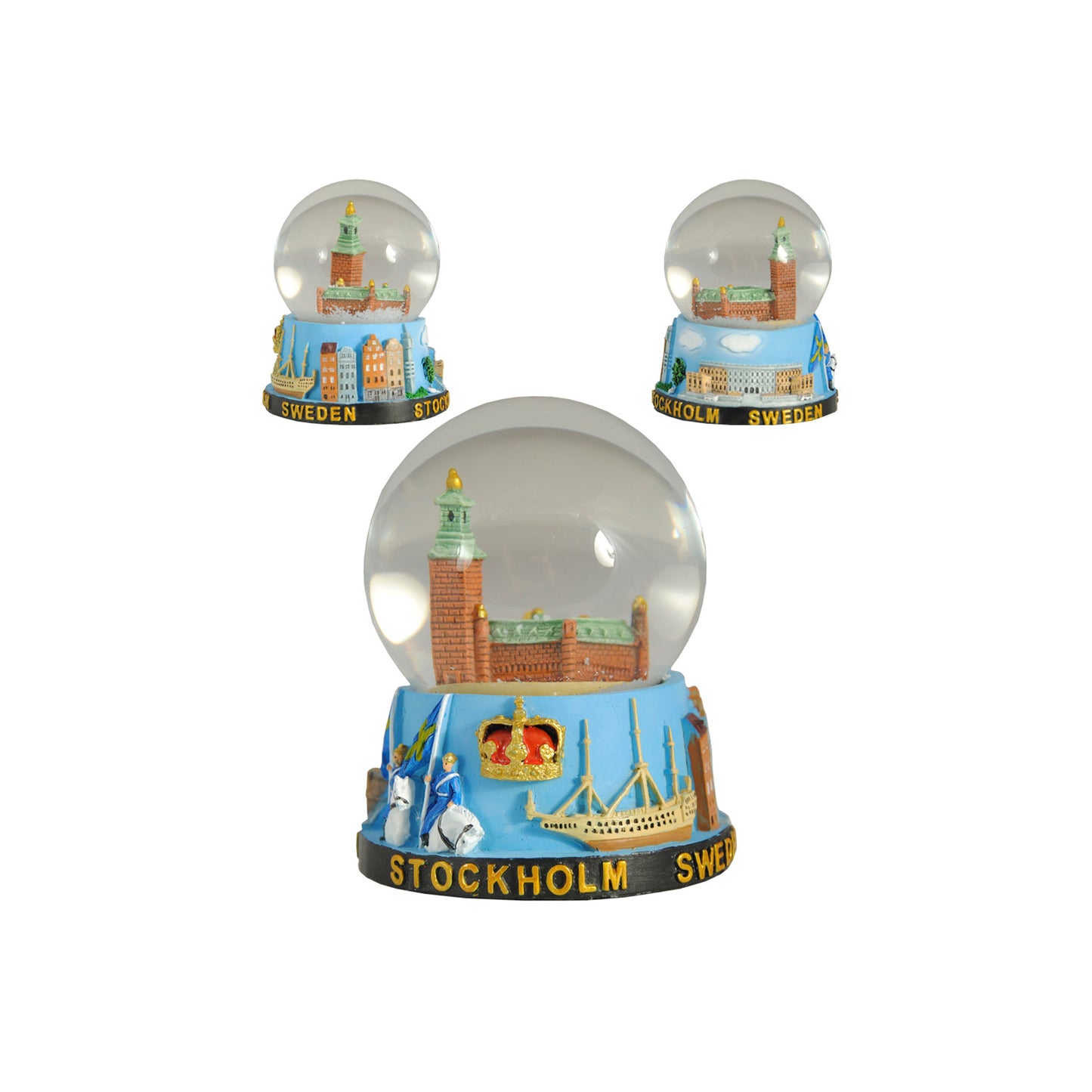 Liten vattenglob Stockholm 6 cm med snö, visar Stadshuset, Kungliga Slottet, Vaktparad, Vasaskeppet och Stortorget. På bilden visas globen från tre olika vinklar. 