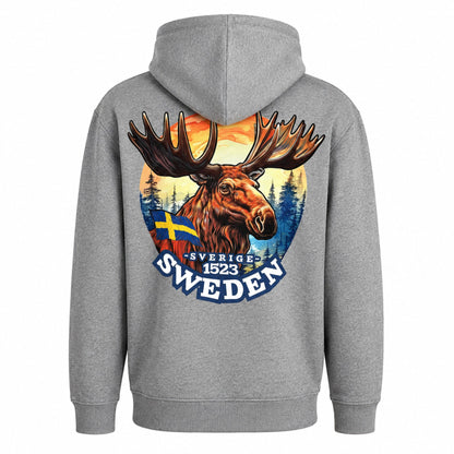 Baksidan av ljusgrå hoodie med ett stort älgmotiv.