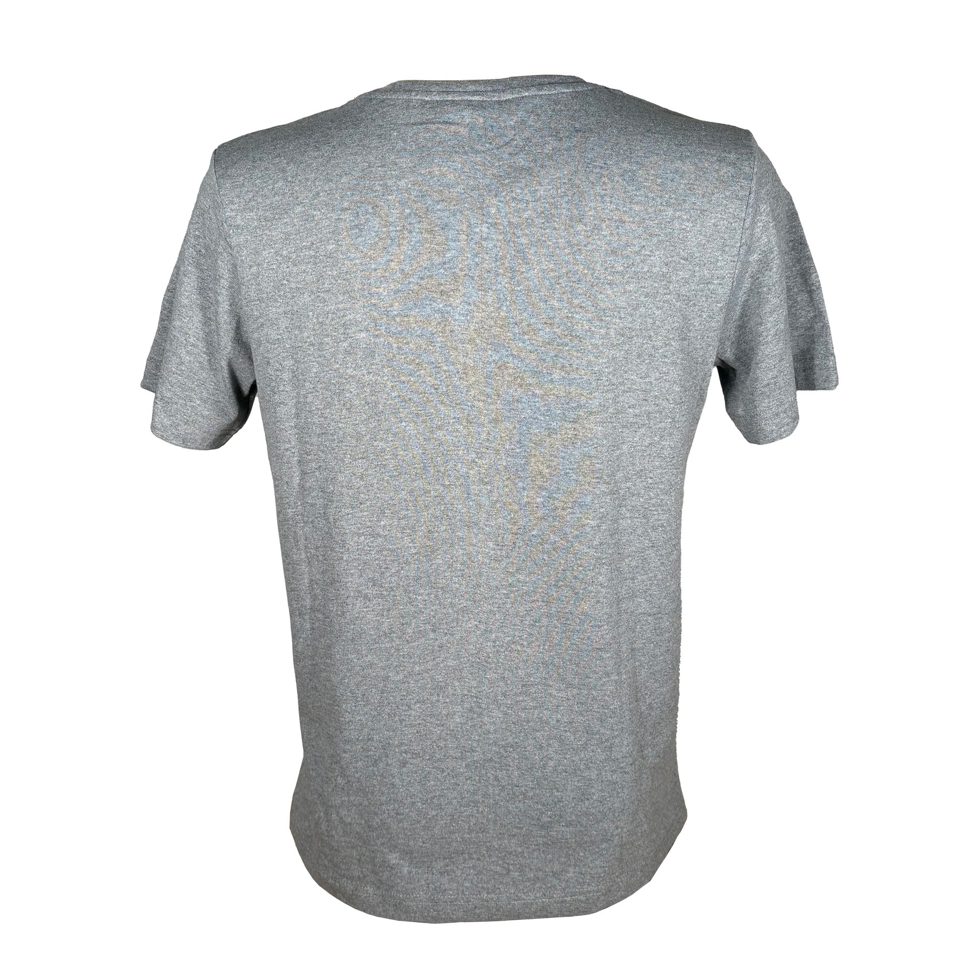 Ljusgrå T-shirt med motiv av en älg och texten "Sweden", sedd bakifrån. 