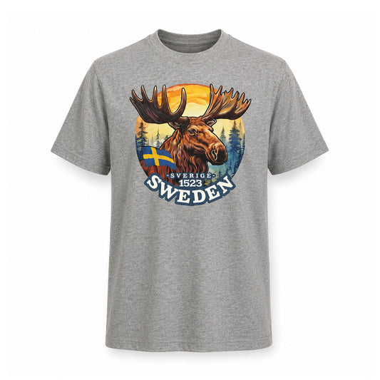 Ljusgrå T-shirt med motiv av en älg och texten "Sweden" – perfekt som souvenir eller present.