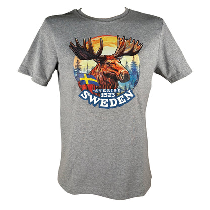 Ljusgrå T-shirt med motiv av en älg och texten "Sweden" – perfekt som souvenir eller present.








