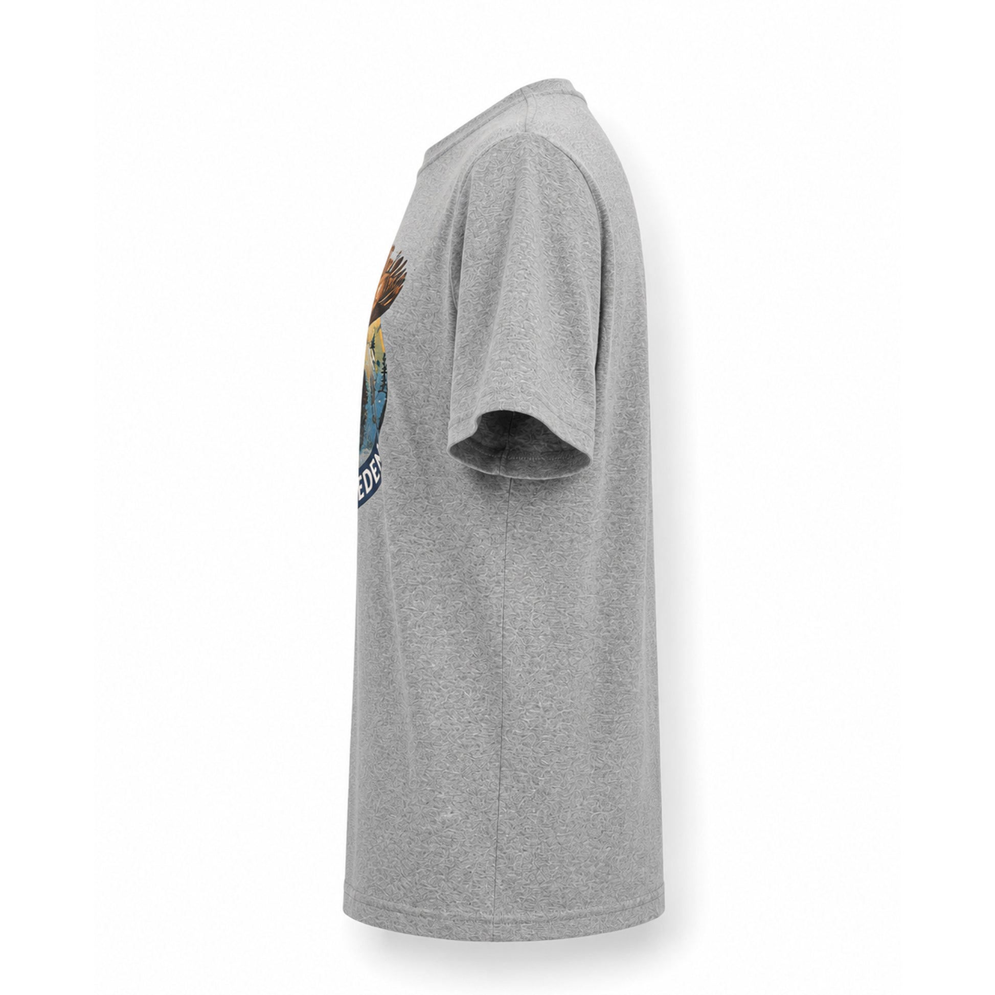 Ljusgrå T-shirt med motiv av en älg och texten "Sweden" – perfekt som souvenir eller present. Sedd från sidan