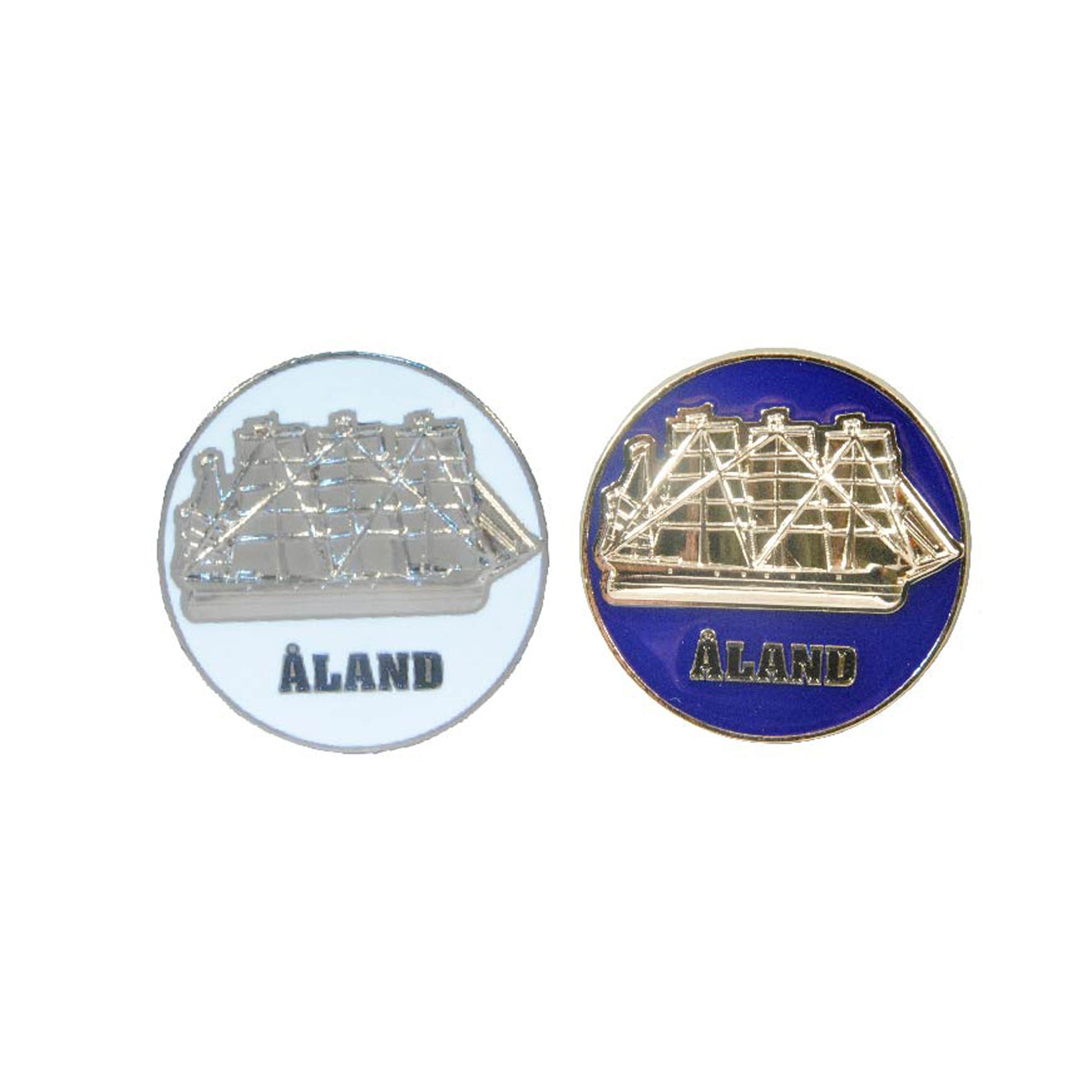 Två runda souvenirmagneter med motiv av skeppet Pommern och texten Åland. Produkten har dessvärre utgått. 