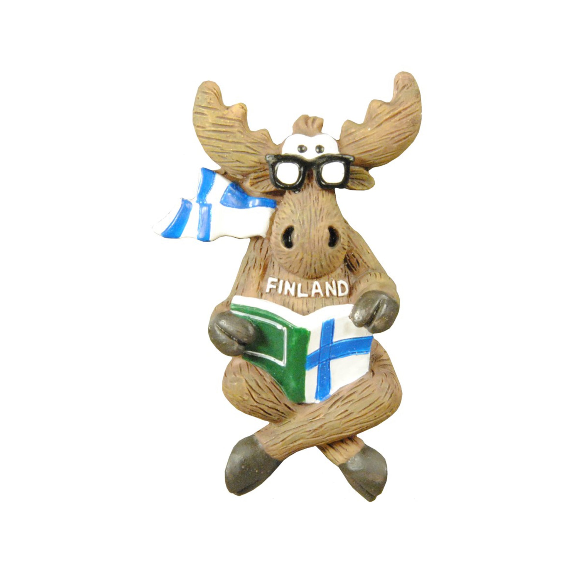 Magnet med älg som läser en bok om Finland. Älgen har blå-vit halsduk, läsglasögon och texten "FINLAND" på magen. En lekfull och charmig souvenirmagnet.