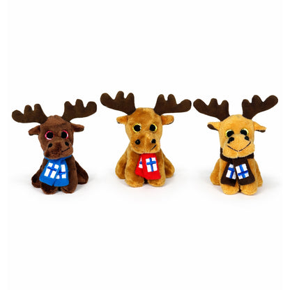 Tre mjuka älg magneter i tre olika färger med halsduk med finska flaggan på. 