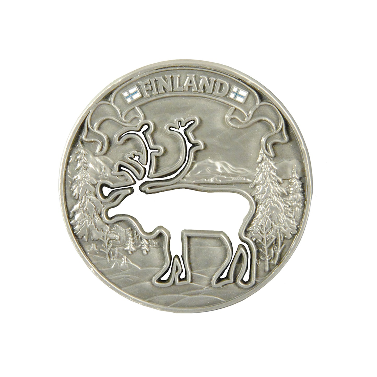 Rund metallmagnet med utskuren siluett av en ren i skogen och texten "FINLAND". Diameter 42 mm.