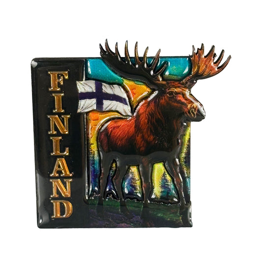 Magnet med stående älg och texten "Finland", en snygg och enkel souvenir från finska vildmarken.