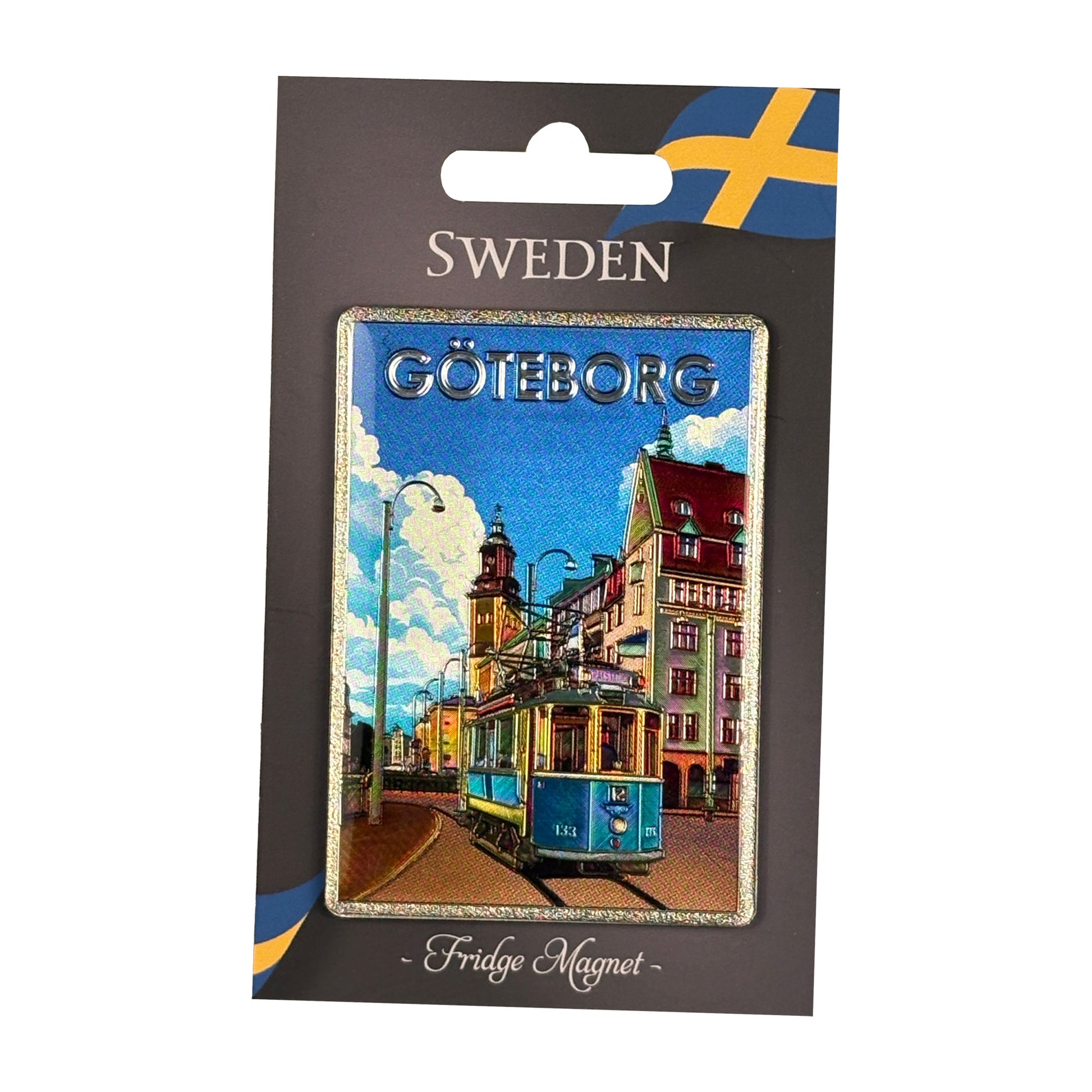 Magnet Göteborg med motiv på en av Göteborgs mest ikoniska symboler – spårvagnen. Magneten sitter på en grå hängettiket med texten "SWEDEN Fridge Magnet" och svensk flagga i övre hörnet.