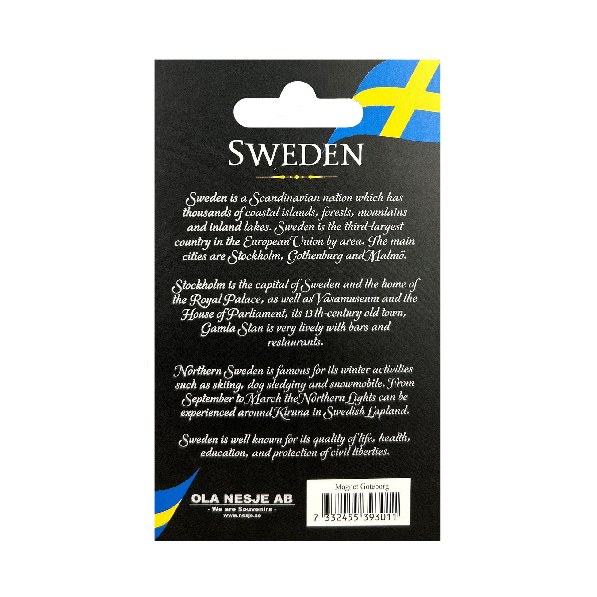 Baksidan av magnetens grå hängetikett med text om Sverige.