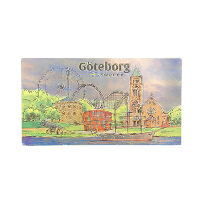 Dubbelsidig souvenirmagnet med flera ikoniska sevärdheter från Göteborg i en snygg komposition.