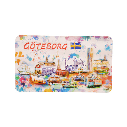 Färgglad kylskåpsmagnet med Göteborgs siluett i akvarellstil, svenska flaggan och texten "Göteborg". Motivet ser ut att vara målat i akvarell. 