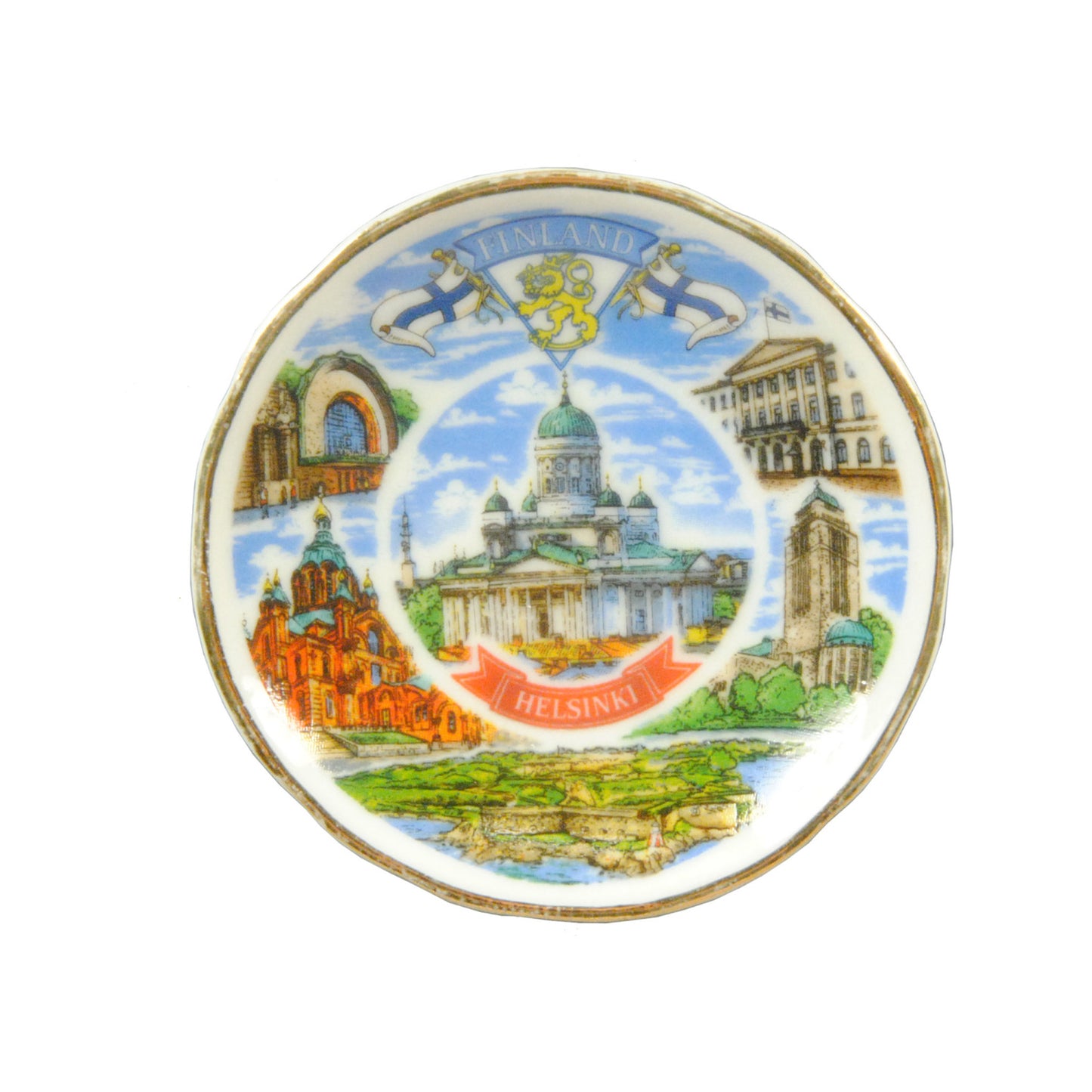 Porslinsmagnet i form av en tallrik med Helsingfors sevärdheter, inklusive Domkyrkan och Sveaborg. Diameter 6 cm, prisvärd och dekorativ souvenir.
