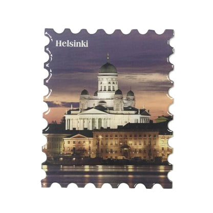 Magnet med motiv av Helsingfors domkyrka, med kant som liknar ett stort frimärke. Utrustad med ett ställ för att kunna stå på hylla som en fotoram, men passar också på kylskåpet.