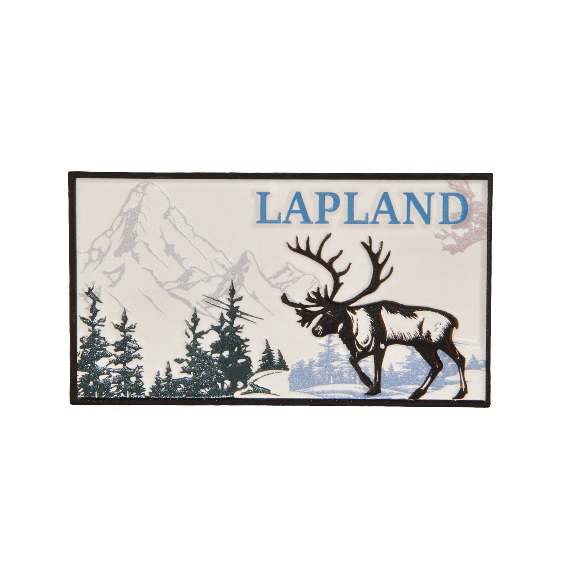 Rektangulär magnet med motiv av en ståtlig ren inramad av ett gnistrande vinterlandskap och texten Lapland. 