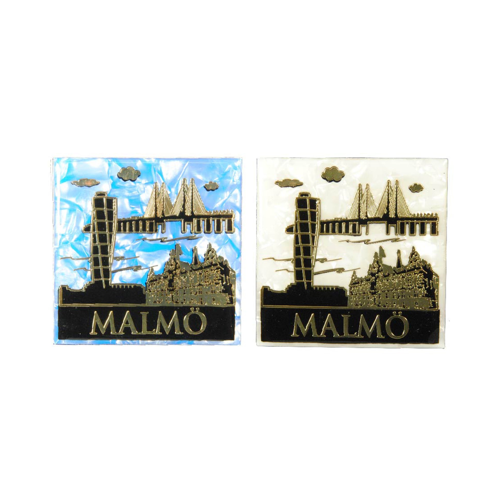 Souvenirmagnet med Malmömotiv och marmorerad bakgrund, visas i både blått och vitt. Stilren och populär design med tydliga stadssymboler.