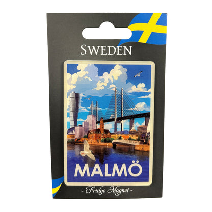 Magnet Malmö med motiv på den ståtliga bron, Turning torso och stadens färgstarka byggnader. Magneten sitter på en grå hängettiket med texten "SWEDEN Fridge Magnet" och svensk flagga i övre hörnet.