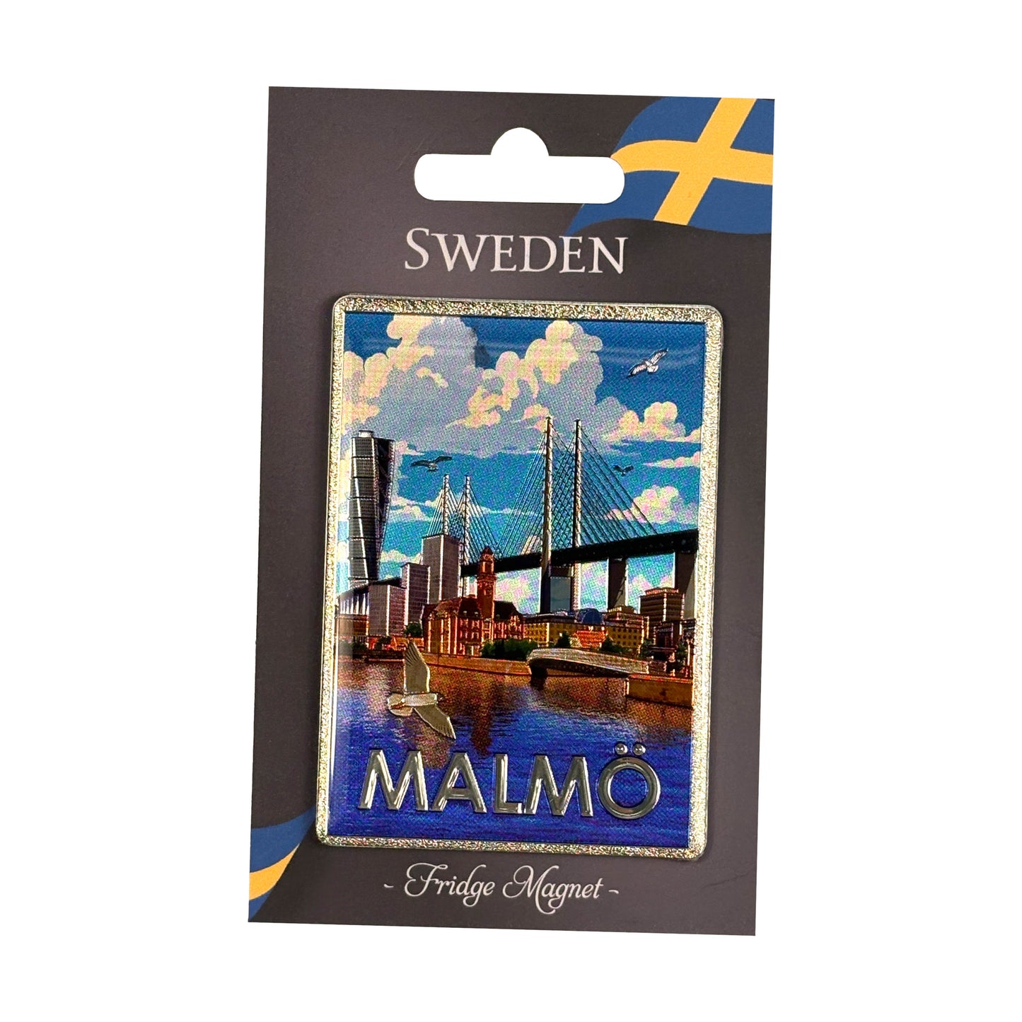 Magnet Malmö med motiv på allt från det ikoniska Turning Torso till stadens livliga gator. Magneten sitter på en grå hängettiket med texten "SWEDEN Fridge Magnet" och svensk flagga i övre hörnet.