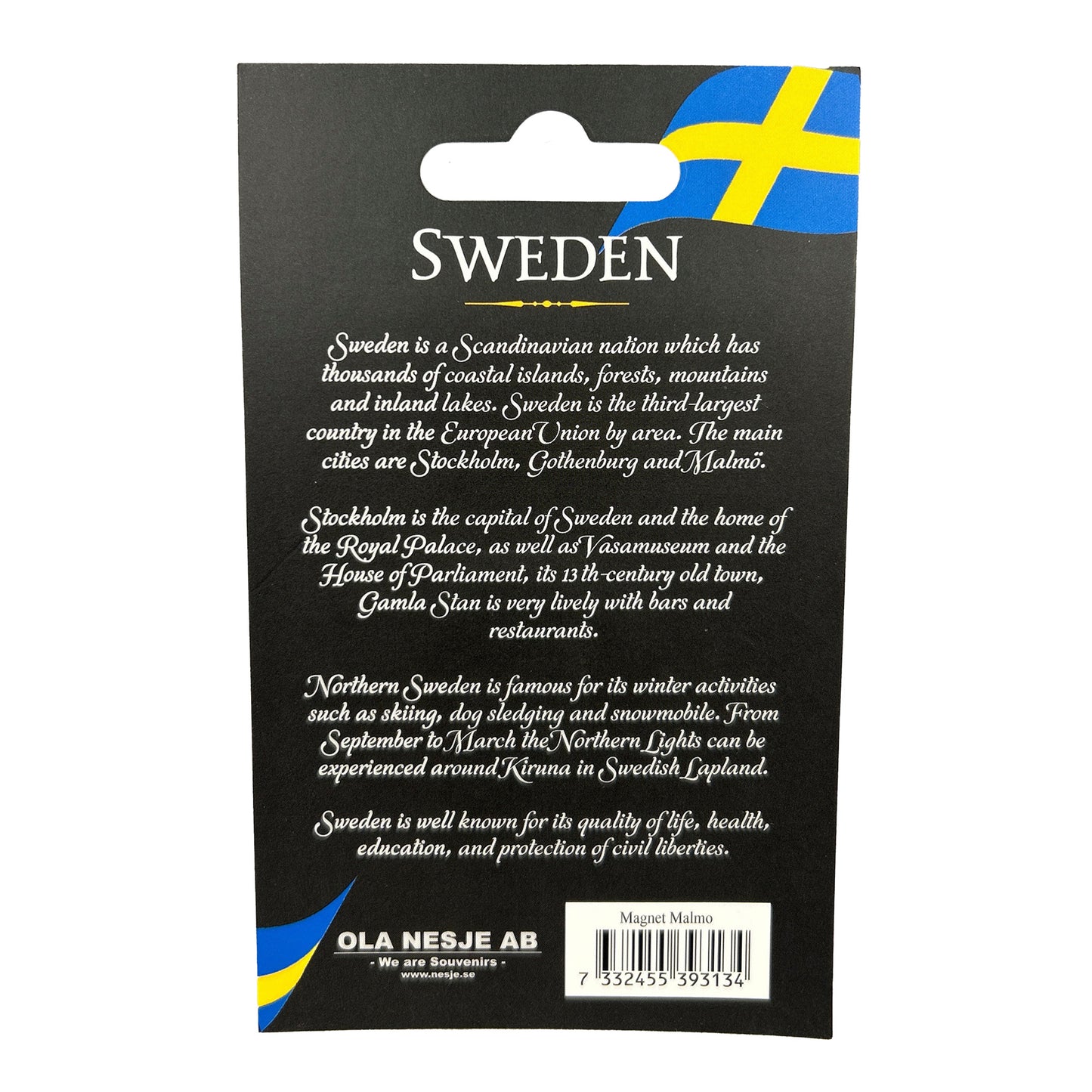 Baksidan av magnetens grå hängetikett med text om Sverige.