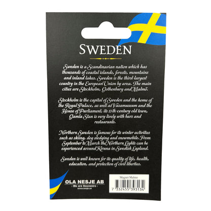 Baksidan av magnetens grå hängetikett med text om Sverige.