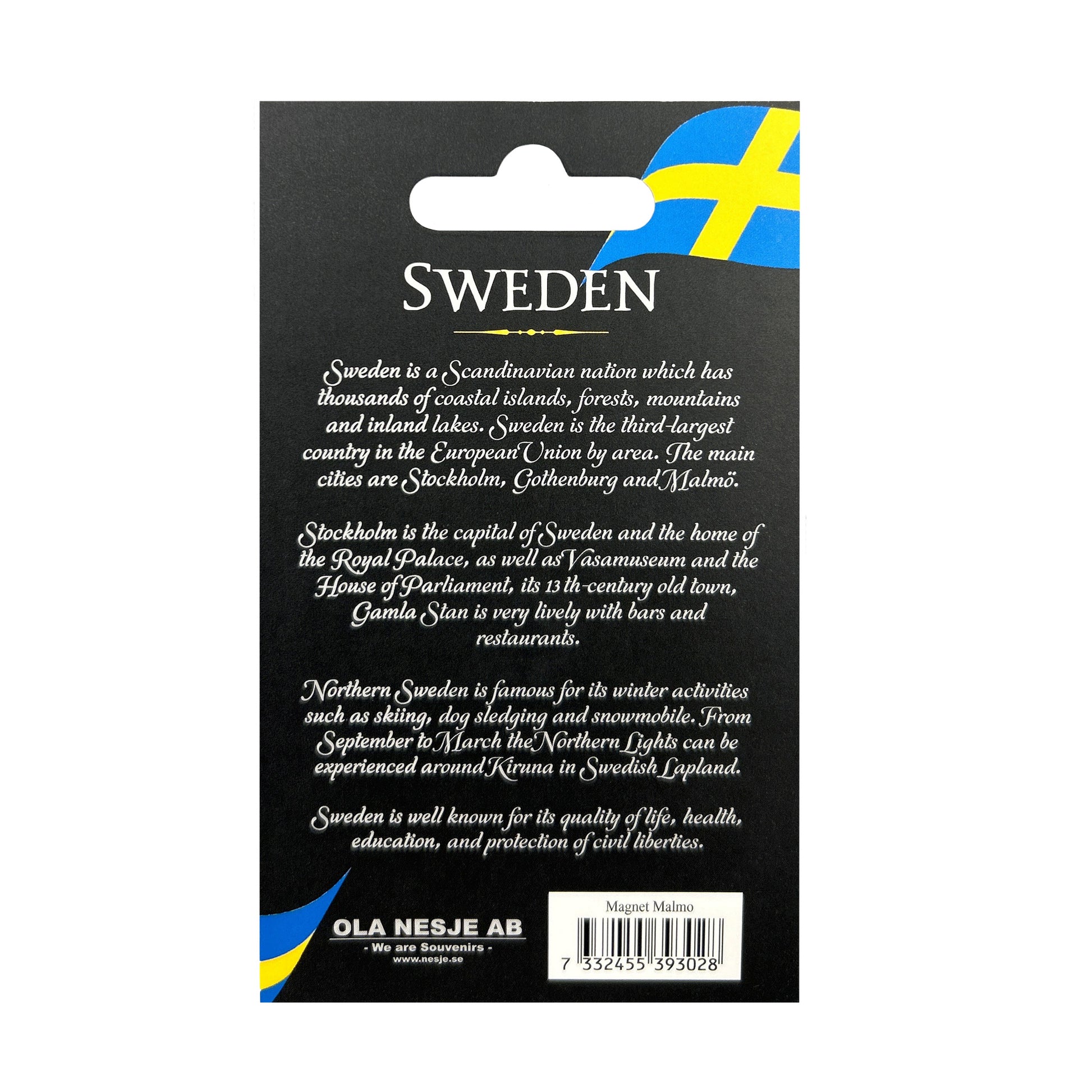 Baksidan av magnetens grå hängetikett med text om Sverige.