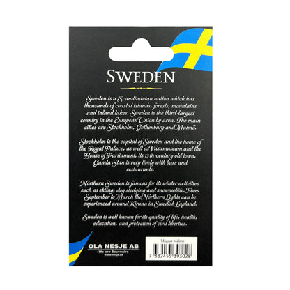 Baksidan av magnetens grå hängetikett med text om Sverige.