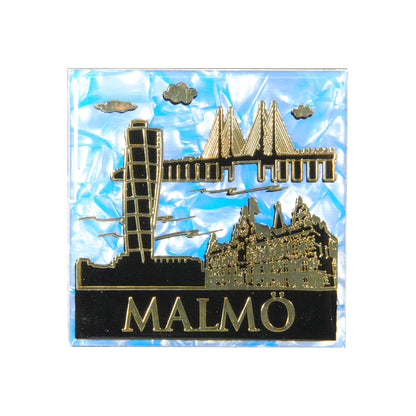 Souvenirmagnet med Malmömotiv och blå marmorerad bakgrund. Klassisk souvenir med tydliga illustrationer av Malmö i en stilren färgsättning.