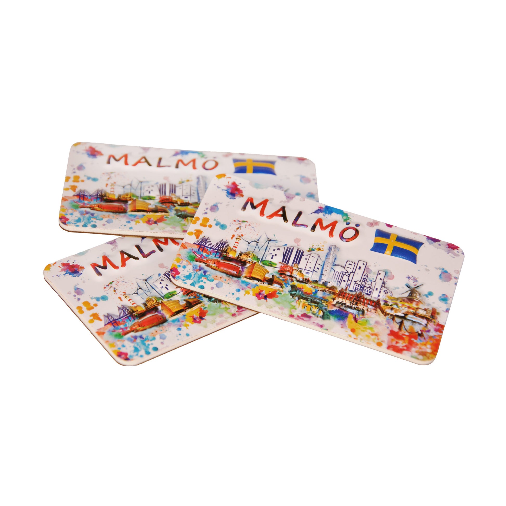 Tre färgglada souvenir­magneter med Malmös stadssiluett, svenska flaggan och texten "Malmö", liggande omlott.