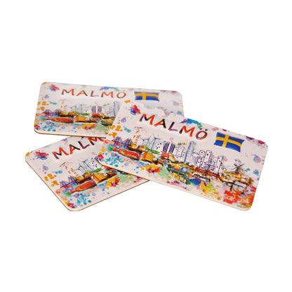 Tre färgglada souvenir­magneter med Malmös stadssiluett, svenska flaggan och texten "Malmö", liggande omlott.