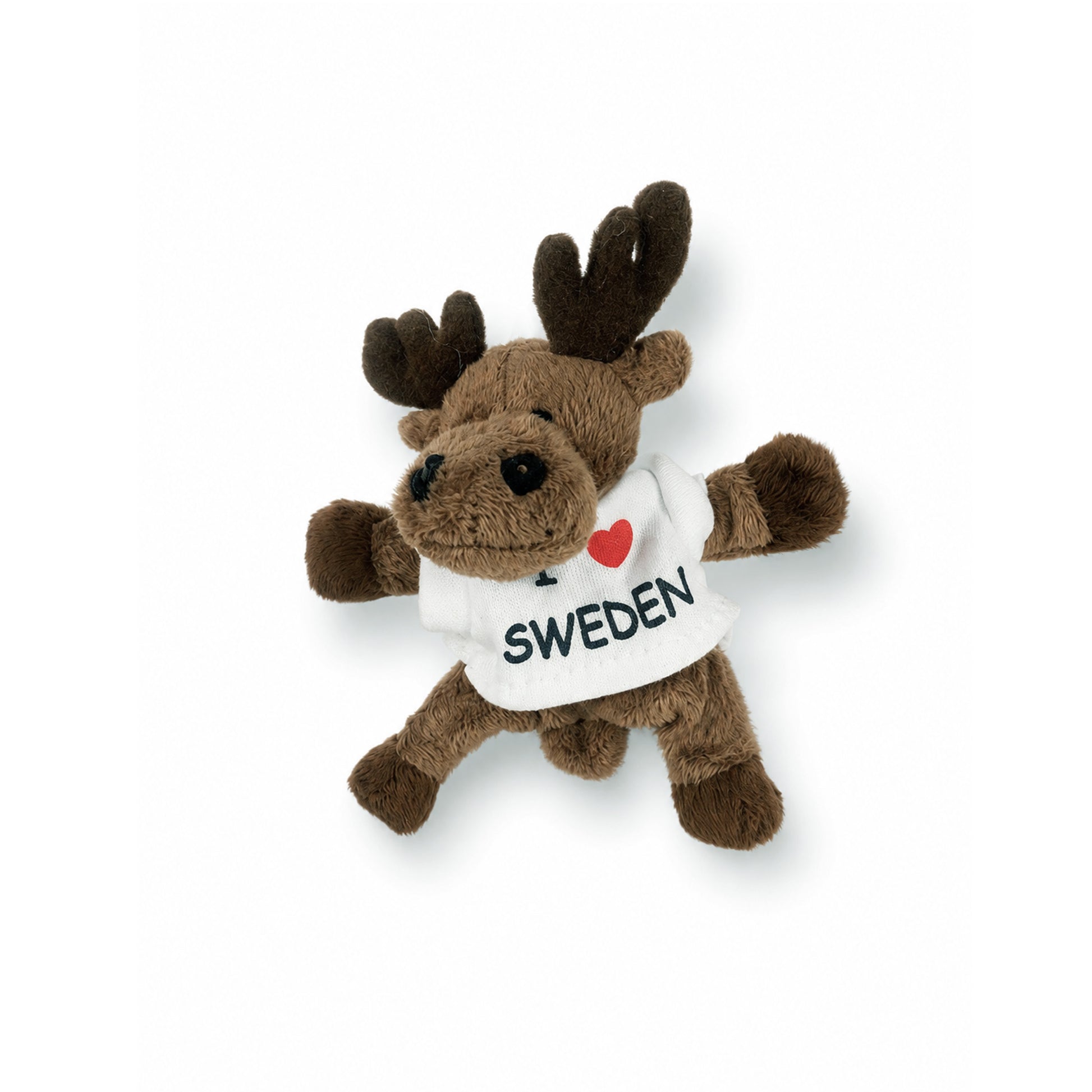 Liten 7 cm älg med "I Love Sweden"-tröja och magneter i ben och kropp – en söt och flexibel souvenir som fäster på kylskåp och andra metalliska ytor.