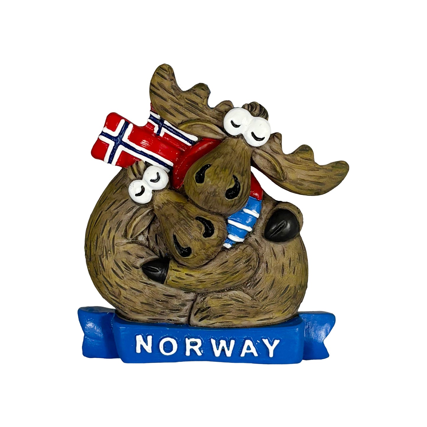 Magnet med kramande älgpar, en av älgarna bär halsduk med norska flaggan. De sitter på en blå banderoll med texten Norway. En lekfull och charmig norsk souvenir.