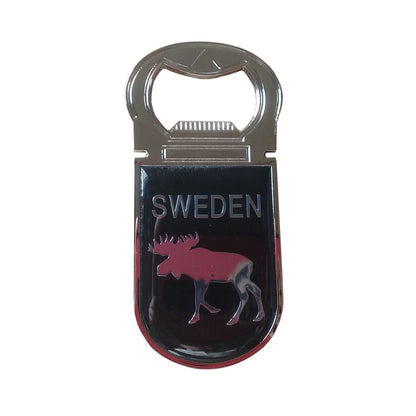 Svart metallmagnet med älgmotiv, texten "Sweden" och flasköppnare – souvenir med epoxylyster.