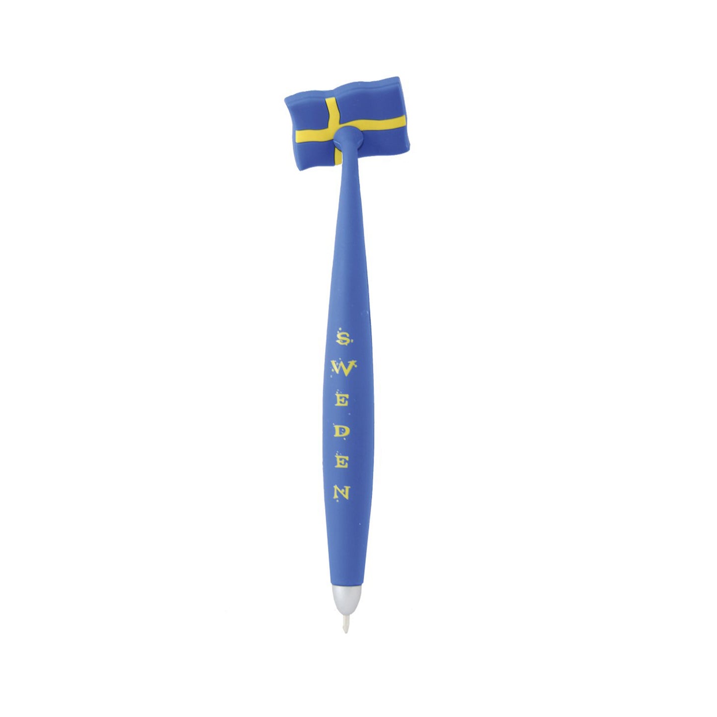 Souvenirpenna i gummi med magnet, dekorerad med den svenska flaggan och texten Sweden. Pennan är 17 cm lång.