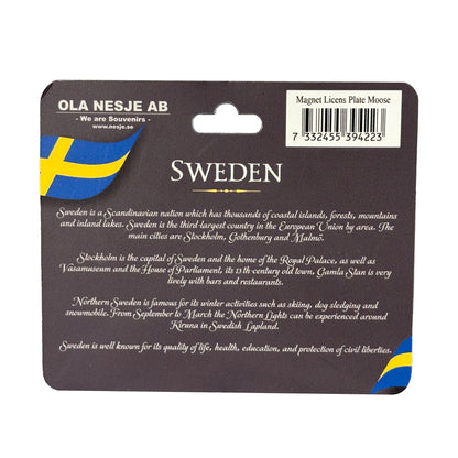 Baksidan av hängetiketten till magnet med älgmotiv, med informativ text om Sverige