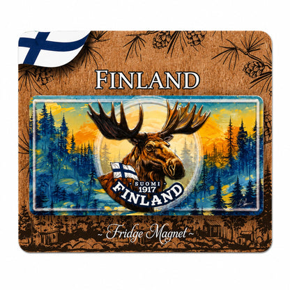 Magnet i form av en amerikansk registreringsskylt med motiv av ett älghuvud, finska flaggan och texten "Suomi - 1917 - Finland med skog i bakgrunden. Visas här på brun header med finska flaggan och texterna "Finland" och "Fridge Magnet".