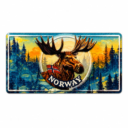 Magnet i form av en amerikansk registreringsskylt med motiv av ett älghuvud, norska flaggan och texten "Norway" med skog i bakgrunden. 