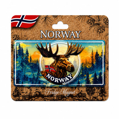 Magnet i form av en amerikansk registreringsskylt med motiv av ett älghuvud, norska flaggan och texten "Norway" med skog i bakgrunden. Visas här på brun header med Norska flaggan och texterna "Norway" och "Fridge Magnet". 