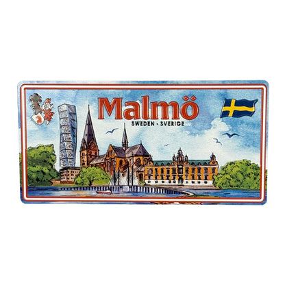 Rektangulär kylskåpsmagnet i form av en registreringsskylt med texten "Malmö" – designad i amerikansk stil med blå och vita detaljer.